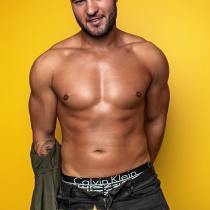 Lochie-Topless-Waiter-Magic-Men