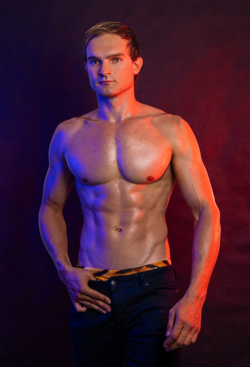 Anton-Sydney-Topless-Waiter-Magicmen